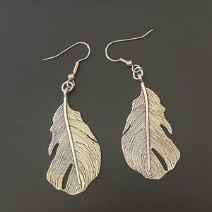 Women’s Sliver wide feather dangly earrings
